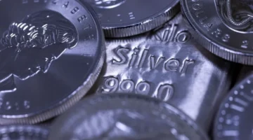 الفضة ترتفع فوق 64 دولارًا مع توقعات خفض الفائدة في 2026